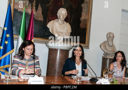 Rom, Italien. 12. Juli 2018. Virginia Raggi, dem Bürgermeister von Rom, Rosalba Castiglione, Abteilung der Erbe und Gehäuse, Valentina Vivarelli, Präsident der Erbe Kommission, Wohnungspolitik und spezielle Projekte. Während der Pressekonferenz des Bürgermeisters von Rom Virginia Raggi, Präsentation der Neudefinition der Aktionsplan für Leasingverhältnisse in Bezug auf die verfügbaren Assets für Wohnzwecke der Roma Capitale. Am 12. Juli 2018 in Rom, Italien Quelle: Andrea Ronchini/Pacific Press/Alamy leben Nachrichten Stockfoto