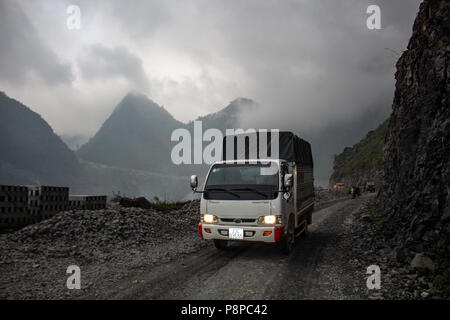 Ha Giang, Vietnam - am 18. März 2018: Lkw, die auf einer asphaltierten Straße zwischen den Bergen im Norden von Vietnam Stockfoto