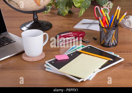 Sortiment von Büro/Schule Zubehör auf einer hölzernen Desktop Stockfoto
