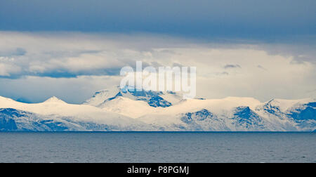 Fällt Schnee in der Hohen Arktis Berge entlang der Sam Ford Fjord auf Baffin Island in Nunavut, Kanada Stockfoto