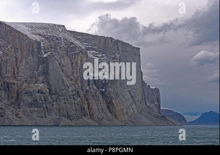 Hohe Klippen die Bewachung der Fjord in der Sam Ford Fjord auf Baffin Island in Nunavut, Kanada Stockfoto