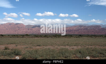 Der Blick entlang der malerischen Route 76, in La Rioja Provinz, Argentinien. Stockfoto