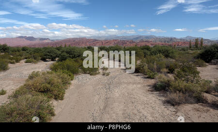 Der Blick entlang der malerischen Route 76, in La Rioja Provinz, Argentinien. Stockfoto