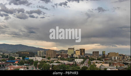 Boise, Idaho. Stadtbild mit Blick aus dem Westen bei Sonnenuntergang im Sommer. Die Innenstadt von Straßen und Wolkenkratzern und die Boise Ausläufern. Stockfoto