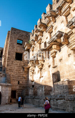 Antalya, Türkei - 16. Juni 2018: in Antalya, Türkei. Aspendos Theater wird von Touristen besucht. Stockfoto