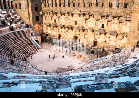 Antalya, Türkei - 16. Juni 2018: in Antalya, Türkei. Aspendos Theater wird von Touristen besucht. Stockfoto