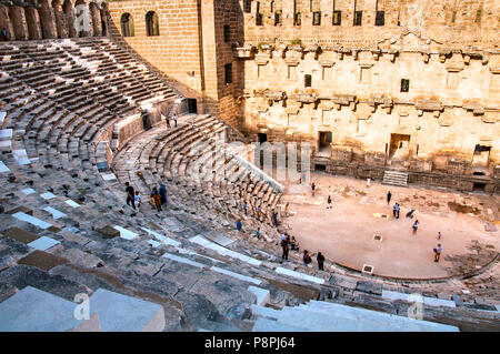 Antalya, Türkei - 16. Juni 2018: in Antalya, Türkei. Aspendos Theater wird von Touristen besucht. Stockfoto