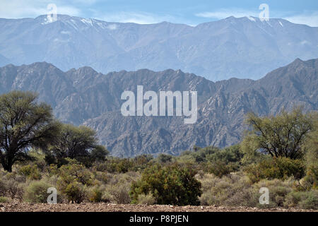 Der Blick entlang der malerischen Route 76, in La Rioja Provinz, Argentinien. Stockfoto