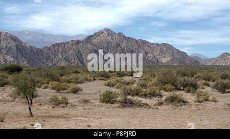 Der Blick entlang der malerischen Route 76, in La Rioja Provinz, Argentinien. Stockfoto