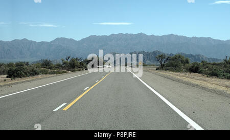 Der Blick entlang der malerischen Route 76, in La Rioja Provinz, Argentinien. Stockfoto