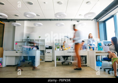 Verschwommenes Bild der arbeitenden Menschen in der modernen Gebäude. Geister im Büro Stockfoto