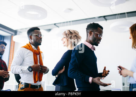Junge energische multirassischen Menschen tun, ein Friseur im Studio Stockfoto
