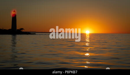 Touring Ontario auf einem Sommerurlaub in der grauen County Area einen herrlichen Sonnenuntergang auf der Insel in der Nähe des unvollendeten Nottawasaga Leuchtturm. Stockfoto