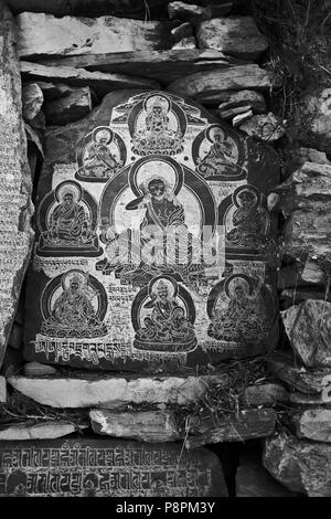 Eine tibetische buddhistische MANI-Stein ist mit der Yogi MILAREPA in NUPRI Bereich - um MANASLU Trekking, NEPAL geschnitzt. Stockfoto