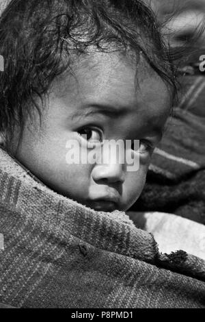 BHOTE Kind im Dorf SAMDO auf der ganzen MANASLU Trekking - NUPRI REGION NEPALS Stockfoto