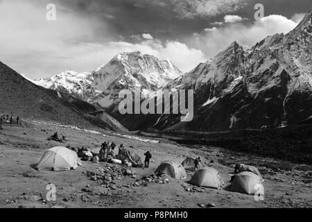 HIMAL CHULI Zwerge ein trekking Camp im Dorf SAMDO auf der ganzen MANASLU Trekking - NUPRI REGION NEPALS Stockfoto