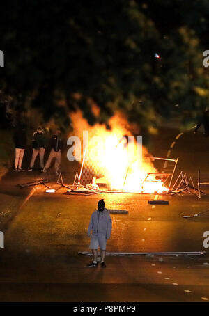 Die Szene auf Fahan Straße in Londonderry als Störung hat in der Stadt für eine sechste aufeinander folgende Nacht abgefackelt, nach einer Orange um Parade, die es seinen Weg durch die Stadt als Teil der jährlichen Zwölften Juli feiern, Kennzeichnung der Sieg von König William III. Sieg über James II. in der Schlacht von Boyne im Jahre 1690. Bild Datum: Freitag, 13. Juli 2018. Jugendliche in der Stadt Bogside haben Benzin Bomben auf Polizei und zufällig vorbeifahrenden Fahrzeuge geworfen und auch ein Feuer an einer der Überführung. Siehe PA Geschichte ULSTER Paraden. Photo Credit: Brian Gesetzlosen/PA-Kabel Stockfoto