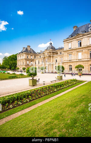 Den Luxembourg Gärten an einem schönen sonnigen Tag in Paris, Frankreich Stockfoto