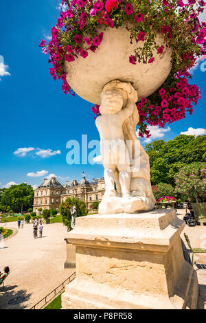 Den Luxembourg Gärten an einem schönen sonnigen Tag in Paris, Frankreich Stockfoto