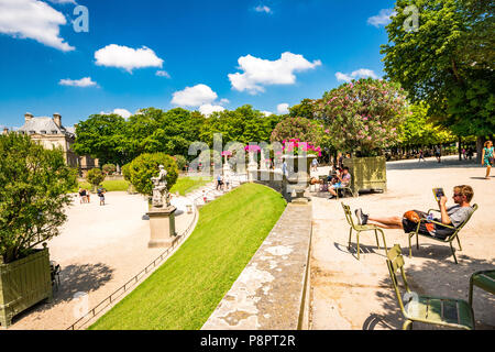 Den Luxembourg Gärten an einem schönen sonnigen Tag in Paris, Frankreich Stockfoto