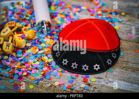 Kippahs Kippas ausgestattet worden waren jüdische Holz Dreidel für Chanukka auf Tora und eine Kippa eine yamolka Stockfoto