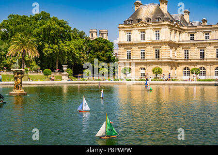 Den Luxembourg Gärten an einem schönen sonnigen Tag in Paris, Frankreich Stockfoto