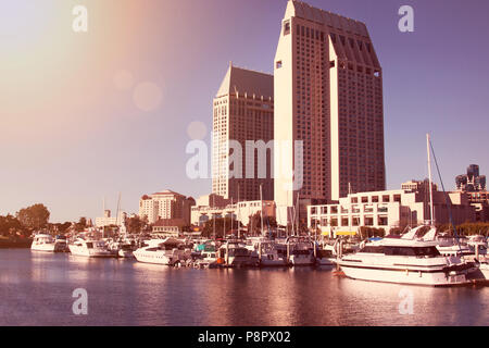 Blick auf San Diego Hafen und Jachthafen mit Schiffen und Gebäuden während Abendsonne Stockfoto