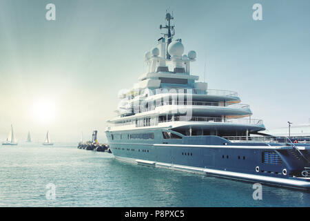 Luxus Super Yacht an der Bucht mit Segelbooten im Hintergrund geparkt