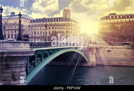 Blick auf den Sonnenaufgang über Seine in Paris Frankreich Stockfoto