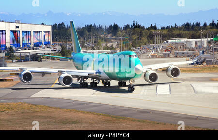 Everett, Washington, USA - 31. Juli 2017 - Boeing 4 - Motor Double Deck 747 Jet Flugzeug auf der Landebahn am Boeing Fabrik geprüft werden Stockfoto