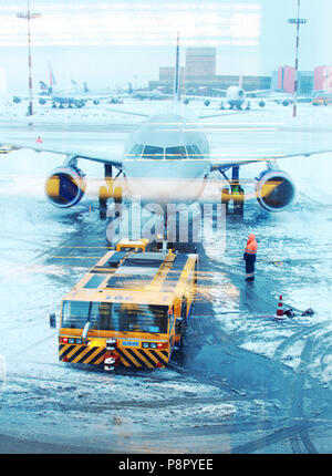 Jan 8, 2012 Moskau - Flugzeug, zurück vom Terminal Gate am Flughafen Scheremetjewo in Moskau eine pushback Traktor Stockfoto