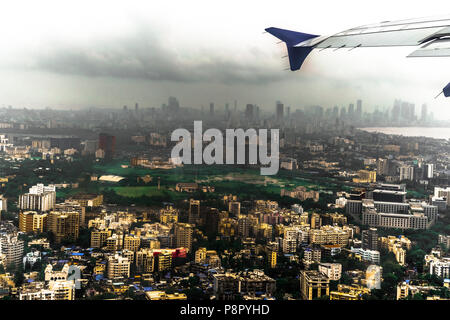 Metro City Blick aus dem Fenster eines Flugzeuges in der Regenzeit mit sichtbaren Regen in einem Bereich Stockfoto