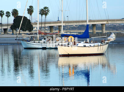 Segelboote in der Bucht mit schönen Reflexion geparkt in der noch Wasser