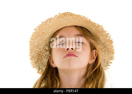 Close-up Studio shot Porträt eines niedlichen kleinen Mädchen träumen mit geschlossenen Augen beim Tragen eines Stroh Sommer Hut Stockfoto