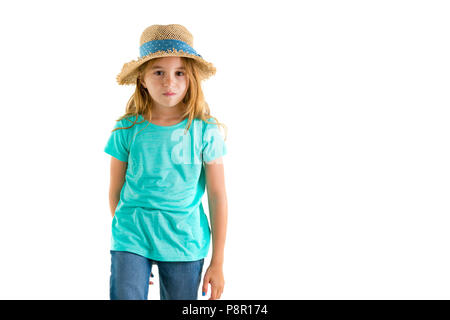 Casual fit schlank Kleine 6 jährige Mädchen tragen Jeans und einen Strohhut auf Kamera starrte mit einem feierlichen Ausdruck auf Pfingstmontag isoliert Stockfoto