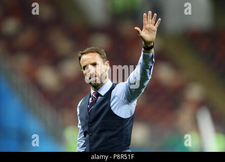 Ile Foto vom 11-07-2018 von England Manager Gareth Southgate wavesto Fans nach der FIFA WM, Halb Finale von der Luzhniki Stadion, Moskau. Stockfoto
