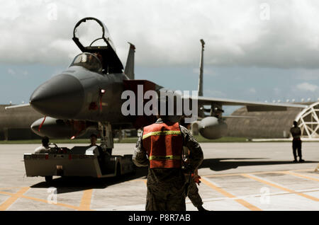 Betreuer aus dem 18 Aircraft Maintenance Squadron, Abschleppen einer F-15C Eagle in eine schützende Flugzeuge Schutz während der Vorbereitung für Typhoon Maria Juli 9, 2018, bei Kadena Air Base, Japan. Taifune sind tropische Wirbelstürme, die Winde von mindestens 120 km/h. Der Unterschied zwischen einem Taifun und Hurrikan ist der Ort, wo der Sturm auftritt. (U.S. Air Force Foto von älteren Flieger Omari Bernard) Stockfoto