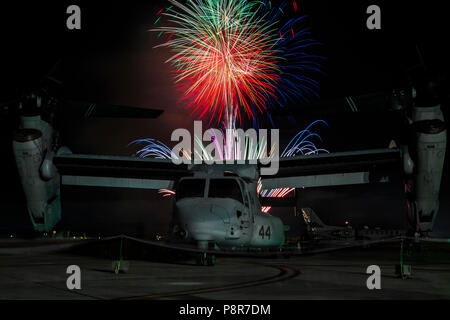 Wab FUTENMA, Okinawa, Japan - Eine MV-22 B Osprey Kipprotor-flugzeug sitzt auf Anzeige durch ein Feuerwerk in der Marine Corps Air Station Futenma Flight Line Messe 7. Juli auf WAB Futenma, Okinawa, Japan. Das Festival brachte rund 30 tausend Mitglieder der lokalen und US-Gemeinschaft zusammen. Während der zweitägigen Veranstaltung Teilnehmer genossen Essen, Spiele und Live Performances. (U.S. Marine Corps Foto von Pfc. Nicole Rogge) Stockfoto