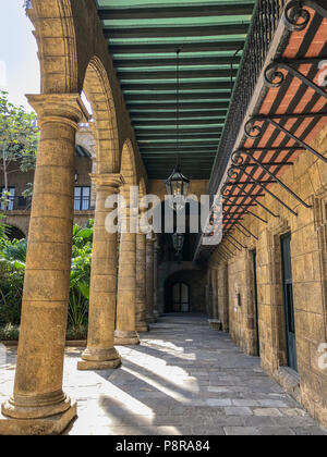 Blick auf den Innenhof (Patio) Innenraum der kubanischen Villen mit schönen Garten im Inneren, spanische Architektur, Havanna, Kuba Stockfoto