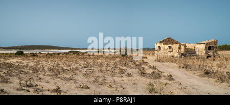 Verlassenen Ruinen eines Hauses in einem trockenen Land. Sant'Anna Arresi, Carbonia Iglesias, Sardinien, Italien. Stockfoto