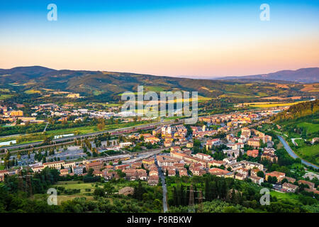 Orvieto, Italien - Panoramablick auf unteren Orvieto Scalo und Region Umbrien von der historischen Altstadt von Orvieto gesehen Stockfoto