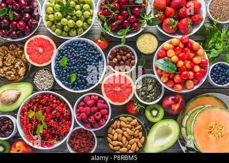 Gesundes Essen und die Auswahl an Obst, Nüsse, Samen, sauber essen und superfoods Sortiment auf Tabelle Stockfoto