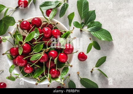 Frische Kirschen auf Platte, Ansicht von oben Stockfoto