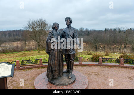 TARAKANOVO, Russland - NOVEMBER 5, 2017: State Memorial Museum-Reserve der D.I. Mendelejew und A.A. Blok-Denkmal A Blok und L. Mendeleeva in der Stockfoto