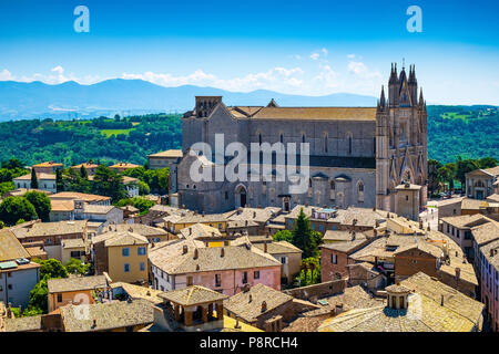 Orvieto, Italien - Panoramaaussicht Altstadt von Orvieto und Region Umbrien mit Piazza Duomo und der Kathedrale von Duomo di Orvieto Stockfoto