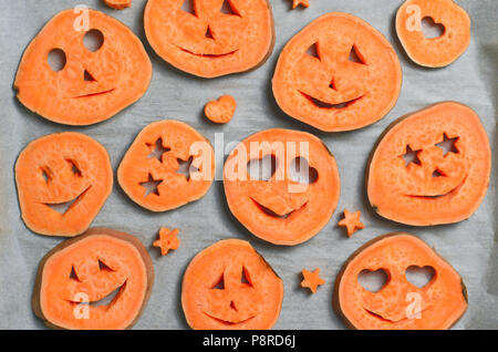 Süßkartoffel Schnitzen lustige Gesichter, Halloween Symbol kreative Essen für Kinder Stockfoto