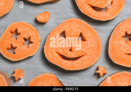 Süßkartoffel Schnitzen lustige Gesichter, Halloween Symbol kreative Essen für Kinder Stockfoto