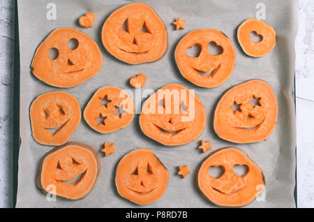 Süßkartoffel Schnitzen lustige Gesichter, Halloween Symbol kreative Essen für Kinder Stockfoto