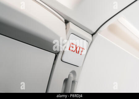 Notausgang Schild auf Flugzeug. Leere Flugzeug sitze in der Kabine. Moderne Transportkonzept. Flugzeuge - Internationaler Flug Stockfoto