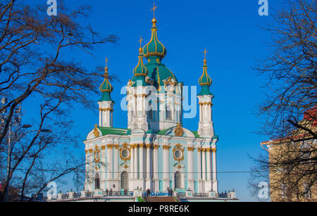 Kiew, Ukraine - die Hauptstadt der Ukraine ist eine faszinierende Mischung aus orthodoxen Geschichte und sowjetischen Erbe, wie die wundervolle Saint Andrews Kathedrale Stockfoto